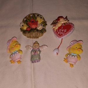 P-7 lot of 5 Vintage Ceramic and plastic  broche